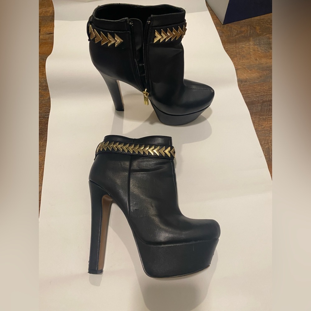 Boots size 6